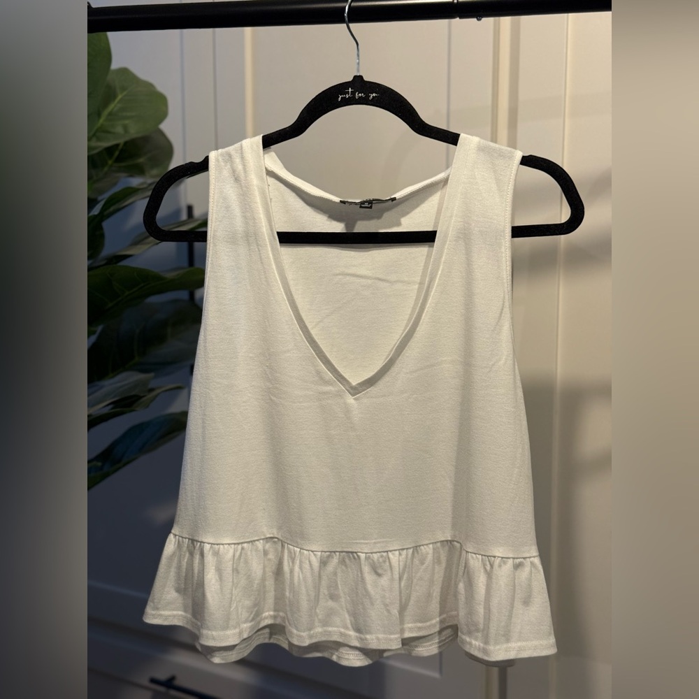 Lulu's Size M White V-Neck Peplum Tank Top